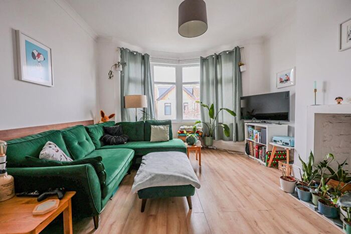 2 Bedroom Flat For Sale In Sandleigh Road, Leigh-On-Sea, SS9