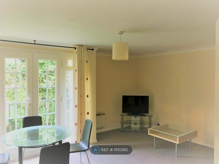 3 Bedroom Flat To Rent In Swallow Close, Staines-Upon-Thames, TW18