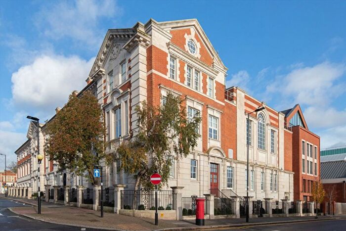 2 Bedroom Flat To Rent In Winchester Street, Acton, W3