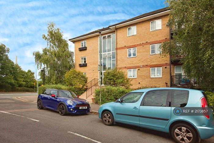 2 Bedroom Flat To Rent In Cranbourne Court, London, N2