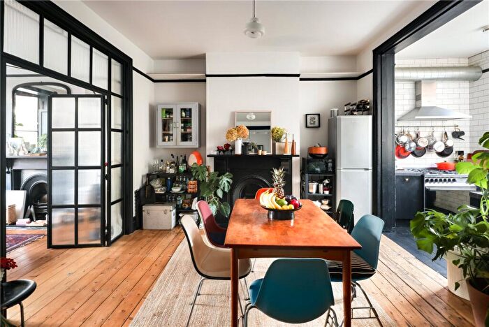 3 Bedroom Maisonette To Rent In Darnley Road, Hackney, London, E9