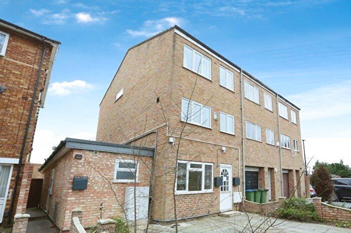 3 Bedroom Flat To Rent In Fairby Road, SE12