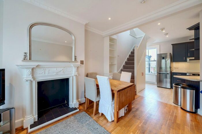 3 Bedroom Flat To Rent In Queenstown Road, Newlands Terrace, SW8