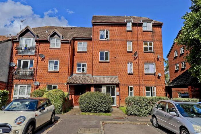 Studio To Rent In Knowles Close, Yiewsley, West Drayton, UB7