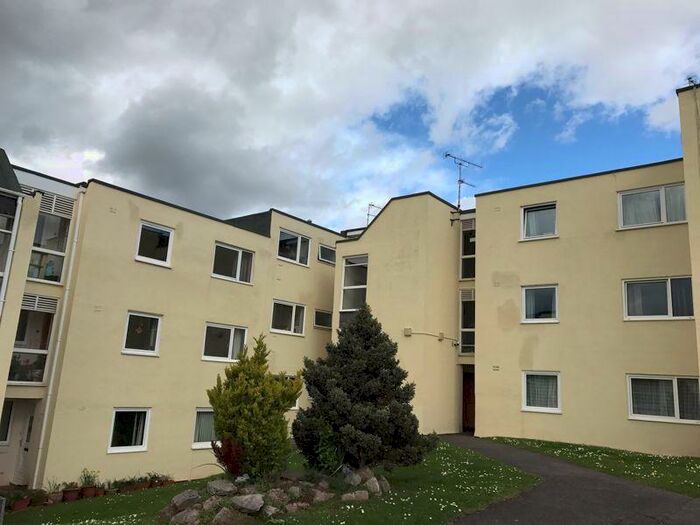 2 Bedroom Flat To Rent In Broadfields, EX2