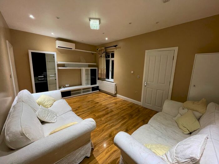 2 Bedroom Flat To Rent In Brunswick Avenue, London, N11