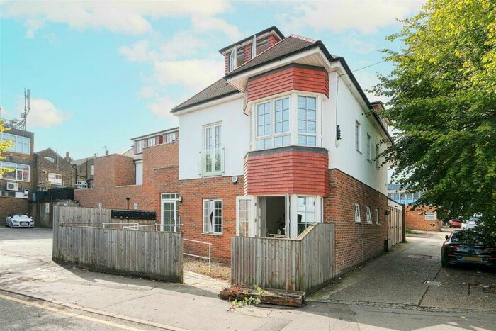 1 Bedroom Flat To Rent In Connaught Avenue, North Chingford, E4