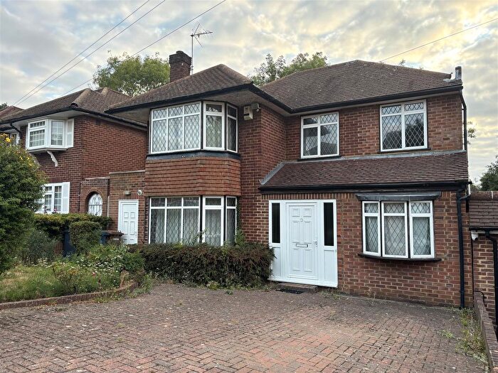 5 Bedroom Detached House For Sale In Winscombe Way, Stanmore, HA7