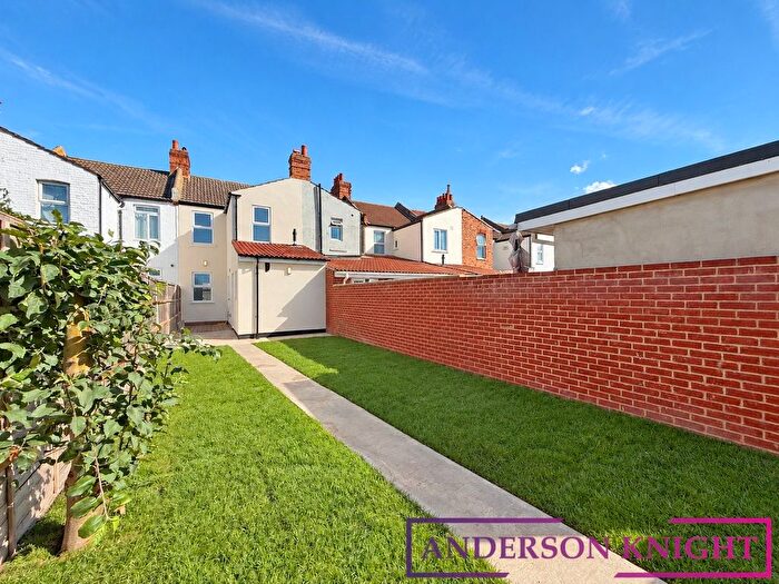 3 Bedroom Terraced House For Sale In Cromwell Road, Hounslow, TW3