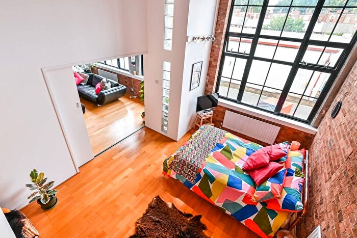 3 Bedroom Flat To Rent In Theydon Road, Clapton, London, E5