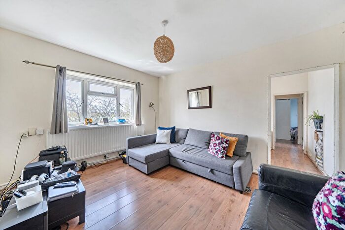 2 Bedroom Flat For Sale In Bromley Road, London, SE6