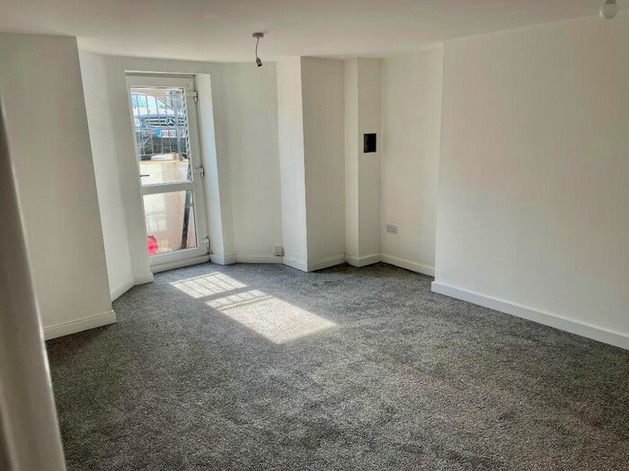 2 Bedroom Flat To Rent In York Road, Southend-On-Sea, Essex, SS1
