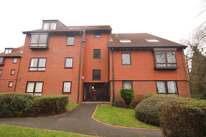 2 Bedroom Apartment To Rent In Moncrieffe Close, Dudley, West Midlands, DY2