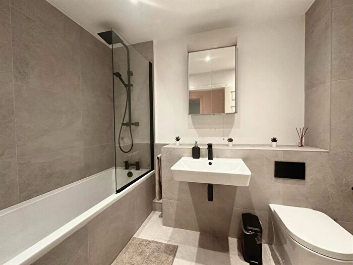 2 Bedroom Apartment To Rent In Greystones Court, Roundhay, LS8