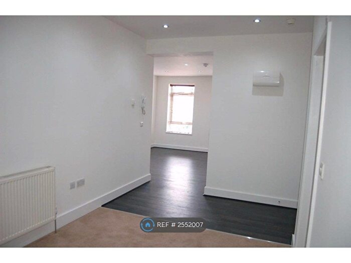 1 Bedroom Flat To Rent In High Street, Bagshot, GU19