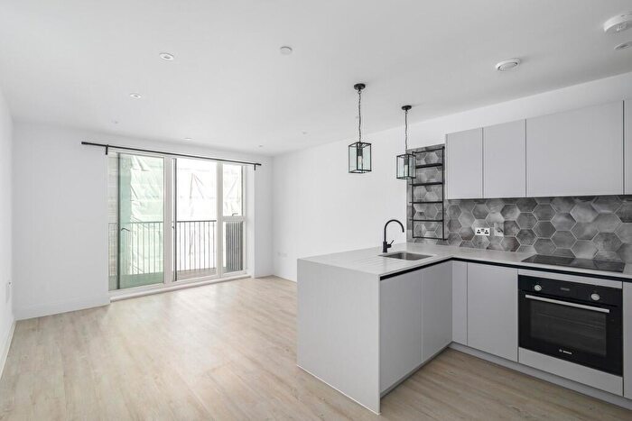 2 Bedroom Flat To Rent In Memorial Avenue, Slough, Berkshire, SL1