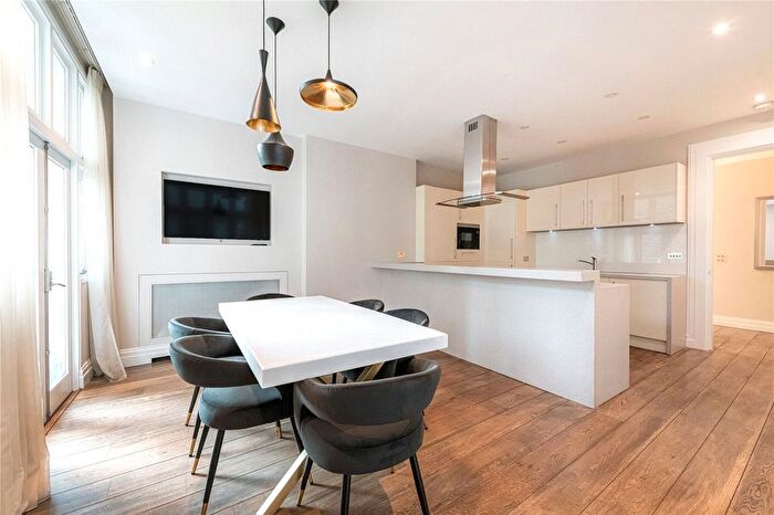 3 Bedroom Flat To Rent In Dunraven Street, Mayfair, London, W1K