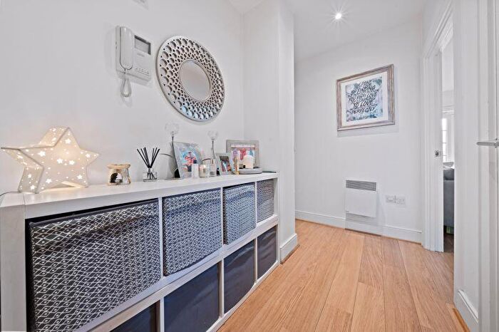2 Bedroom Flat For Sale In Lewiston Close, Worcester Park, KT4