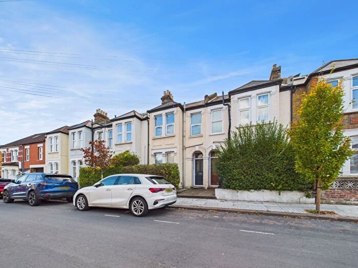 2 Bedroom Flat For Sale In Brightwell Crescent, Tooting Broadway, SW17