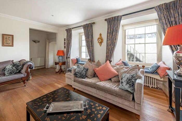 3 Bedroom Flat To Rent In Palace Court, London, W2