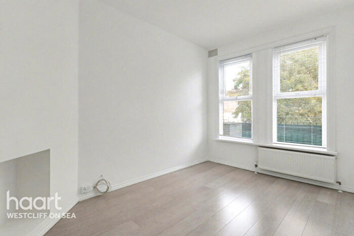 1 Bedroom Flat For Sale In Hildaville Drive, Westcliff-On-Sea, SS0