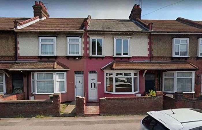 3 Bedroom Terraced House For Sale In Hitchin Road, Luton, LU2