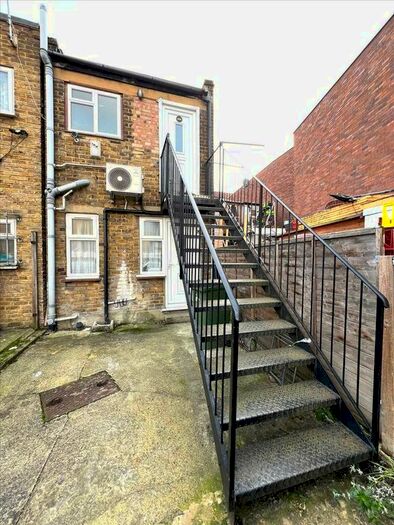 2 Bedroom Flat To Rent In New Road, Gravesend, DA11