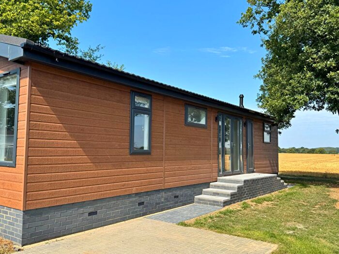 2 Bedroom Park Home For Sale In Little Meadow, Woodside Park, Woodside, Luton, Bedfordshire, LU1