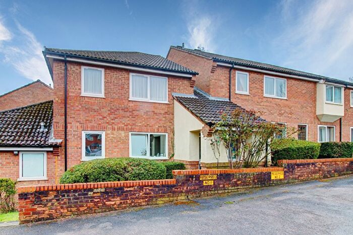 2 Bedroom Flat For Sale In Eaton Avenue, High Wycombe, HP12