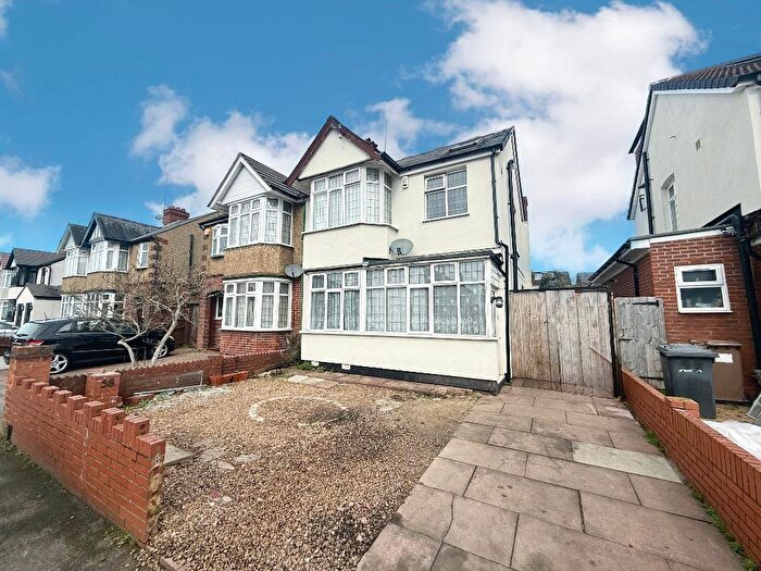 4 Bedroom Semi Detached House For Sale In Cranleigh Gardens, New Bedford Road Area, Luton, Bedfordshire, LU3