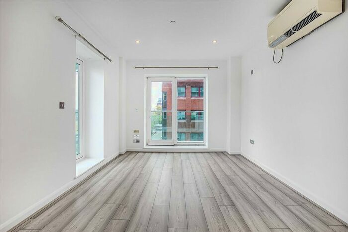 3 Bedroom Flat To Rent In Cavalier House, - Uxbridge Road, Ealing, W5