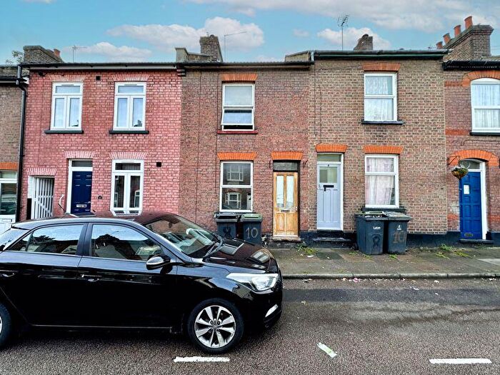 3 Bedroom Terraced House For Sale In Cowper Street, Luton, LU1