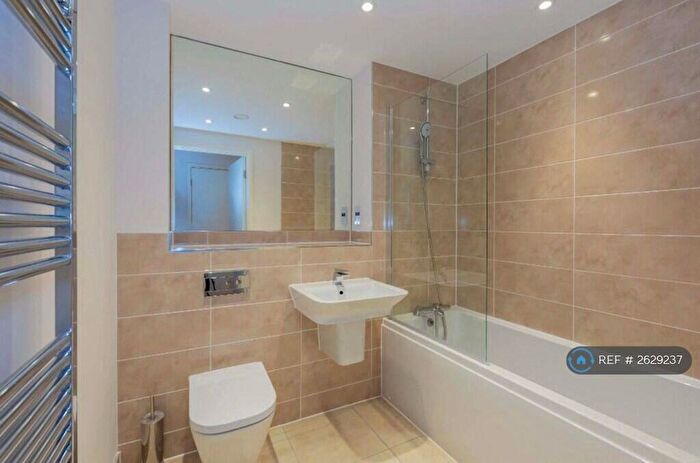 2 Bedroom Flat To Rent In Crossways, Slough, SL1