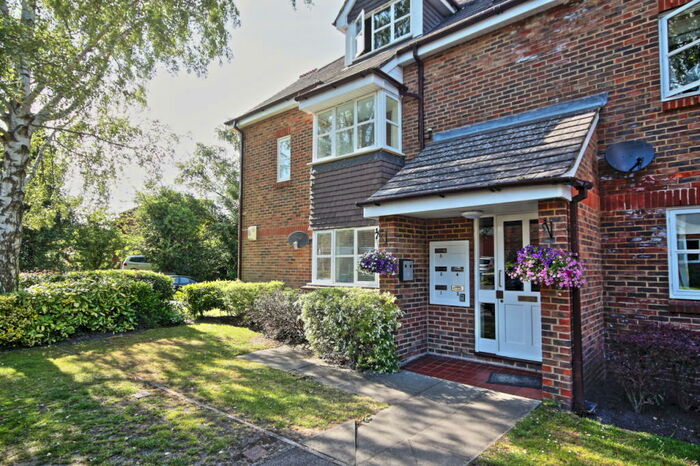 2 Bedroom Flat To Rent In Capstans Wharf, Woking, GU21