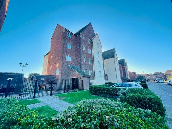 2 Bedroom Flat To Rent In Madeira Way, Eastbourne, BN23