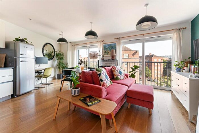 1 Bedroom Apartment For Sale In Cresset Road, Homerton, E9