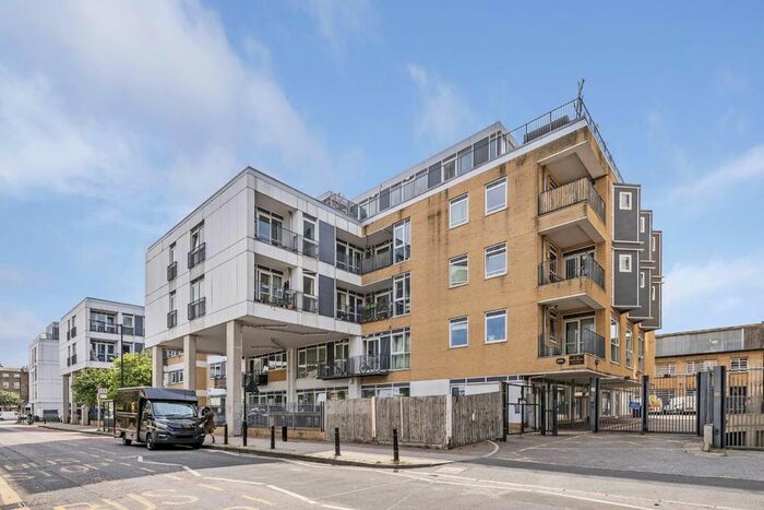 3 Bedroom Flat To Rent In Hacon Square, Richmond Road, London, E8