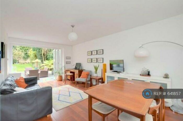 3 Bedroom Detached House To Rent In Biscoe Way, London, SE13