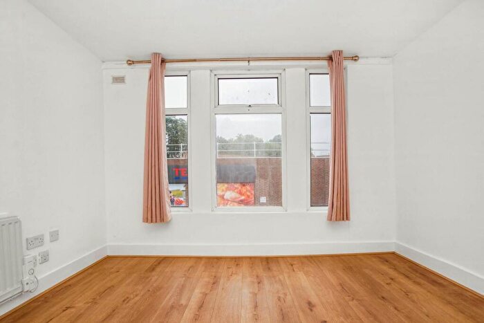2 Bedroom Flat To Rent In Well Street, London, E9