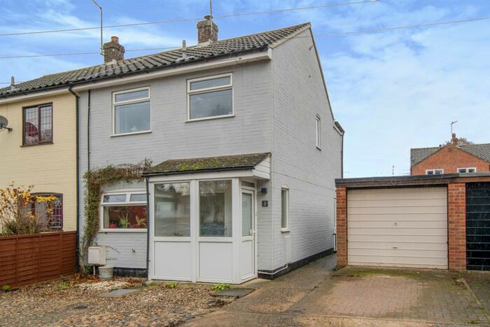 3 Bedroom Semi-Detached House For Sale In Woodland Walk, Buxton, Norwich, NR10