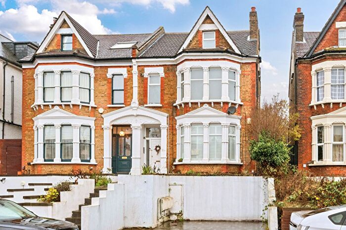 3 Bedroom Flat For Sale In Underhill Road, London, SE22