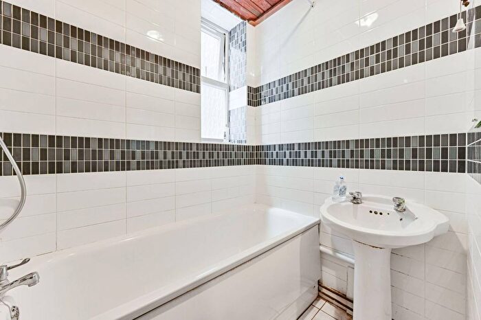 2 Bedroom Flat To Rent In Leigham Court Road, Streatham Hill, London, SW16