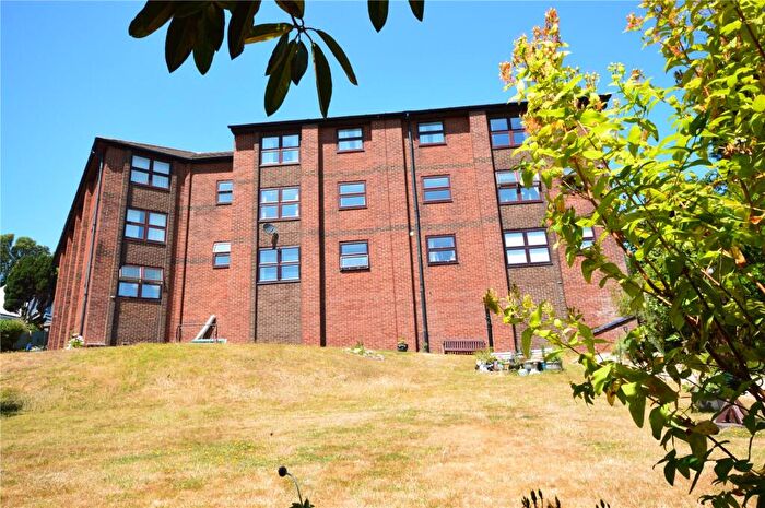 2 Bedroom Flat To Rent In East Cliff Road, Dawlish, Devon, EX7
