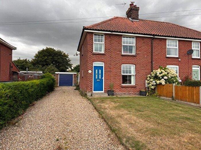 3 Bedroom Semi-Detached House For Sale In Bradfield Road, North Walsham, Norfolk, NR28