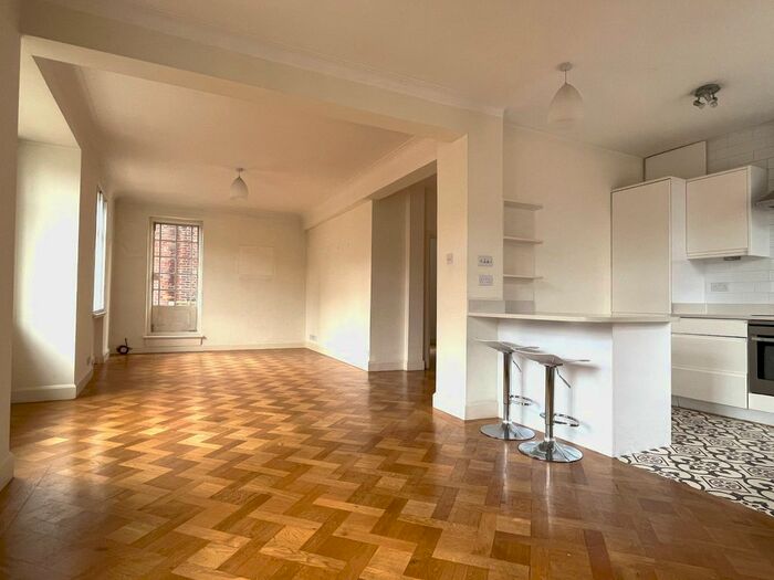 3 Bedroom Flat To Rent In Seymour Street, Marylebone, London, W1H