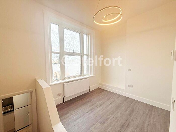 Flat To Rent In Archway Road, London, N6