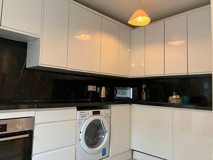 2 Bedroom Flat To Rent In Ellison Road, London, SW16