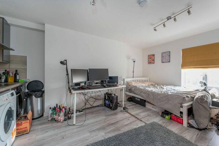 Studio To Rent In Uxbridge Road, Shepherd's Bush, London W12