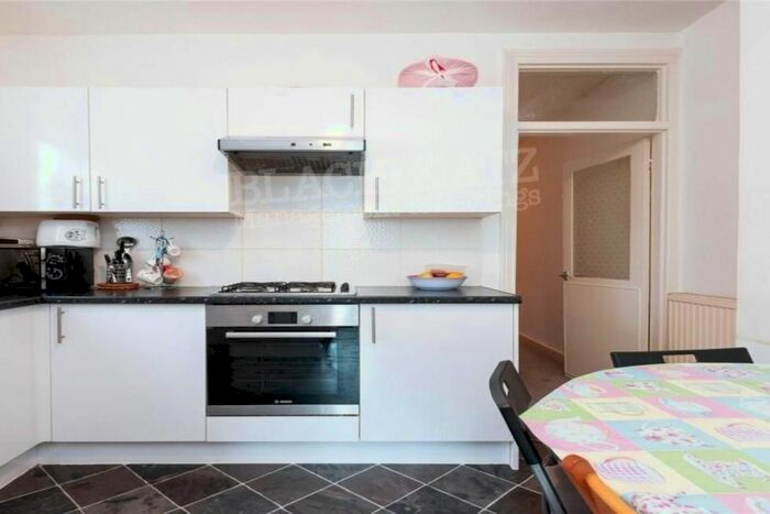 3 Bedroom Flat To Rent In Chewton Road, London, E17