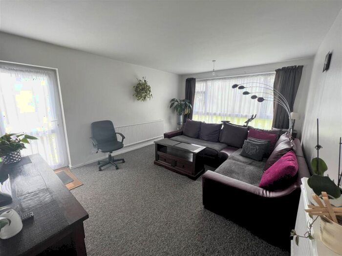 1 Bedroom Flat To Rent In Kent House, Stratton Close, Edgware, HA8
